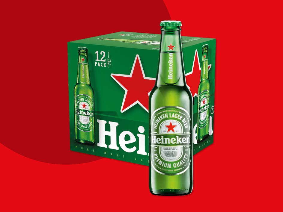 Heineken Bierflaschen und ein 12er-Pack auf rotem Hintergrund.