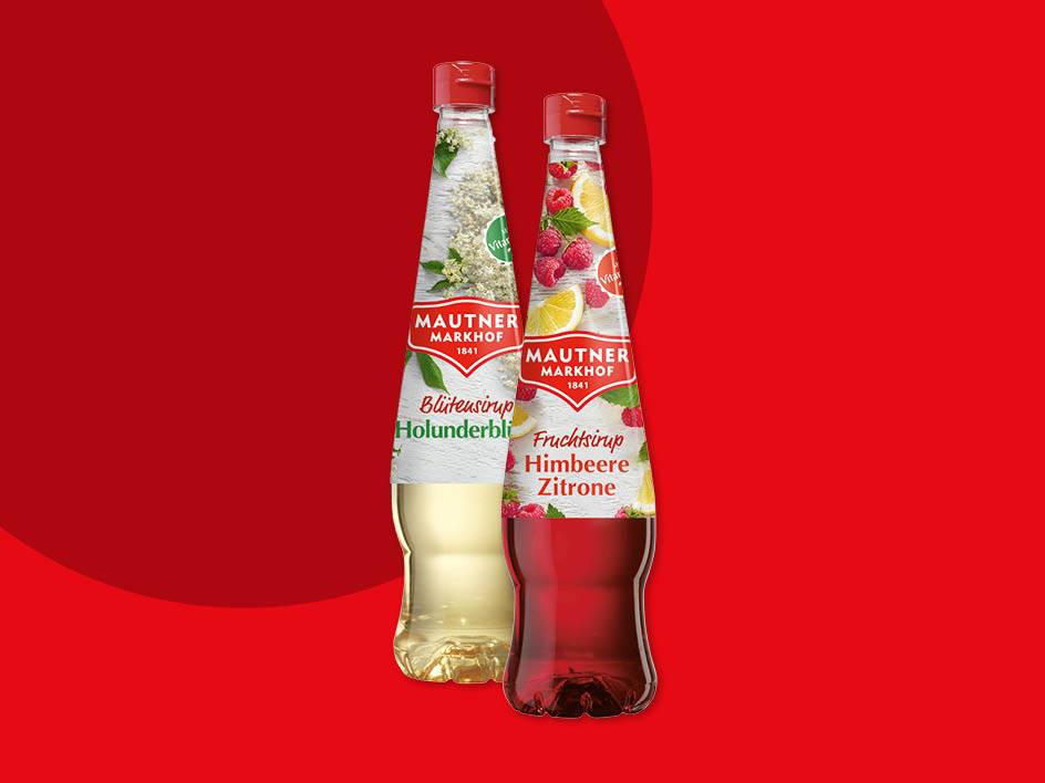 Zwei Flaschen Mautner Markhof Sirup, Holunderblüten und Himbeere Zitrone, auf rotem Hintergrund.