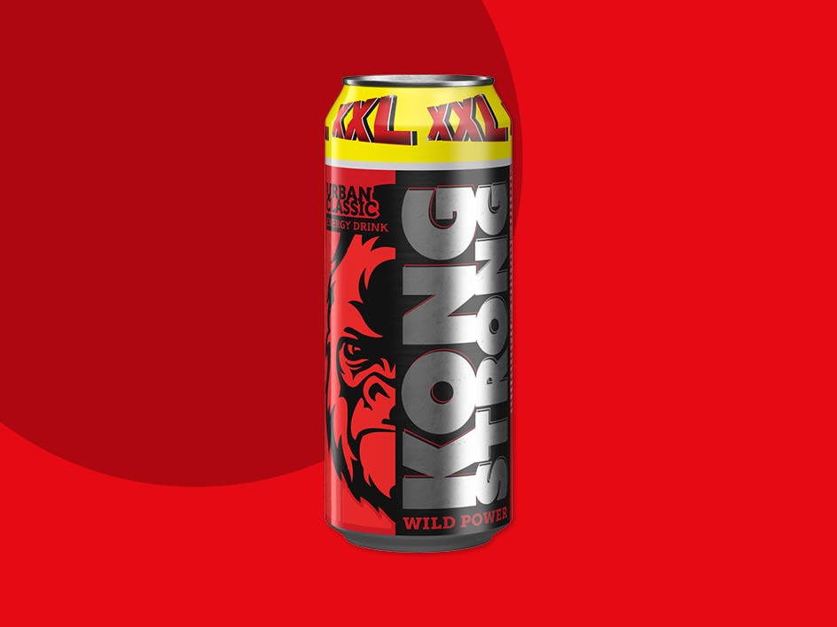 Eine Dose Strong Kong XXL Energy Drink steht auf rotem Hintergrund.