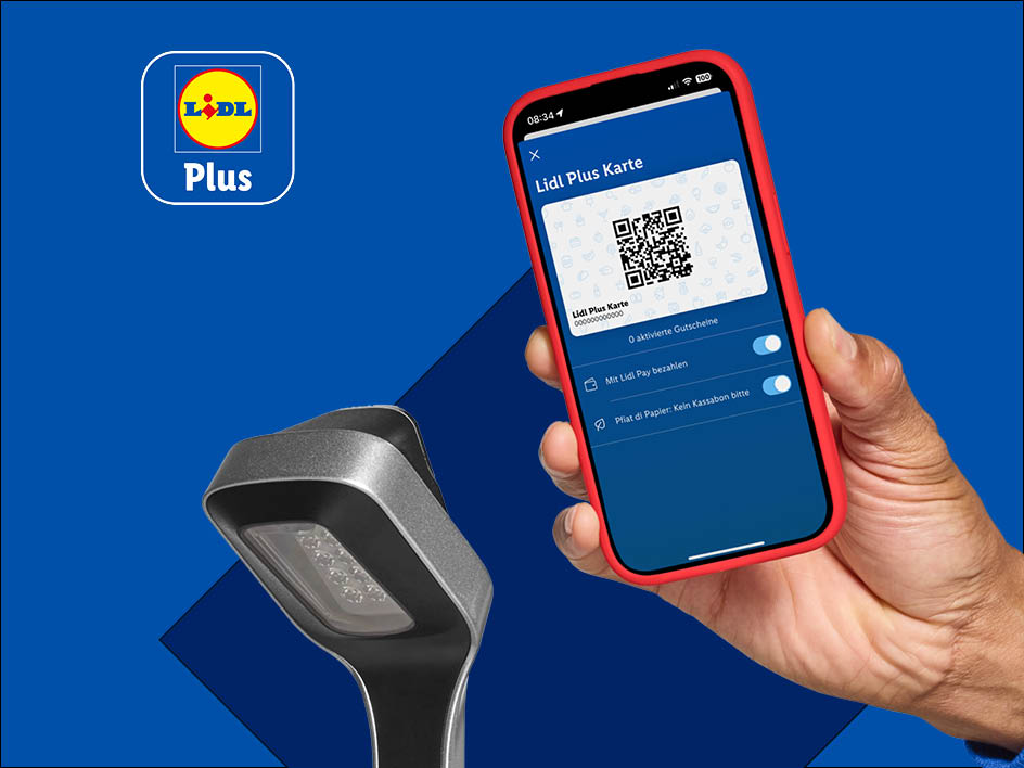 Eine Hand hält ein Smartphone mit der Lidl Plus App, daneben ein modernes Lichtobjekt.