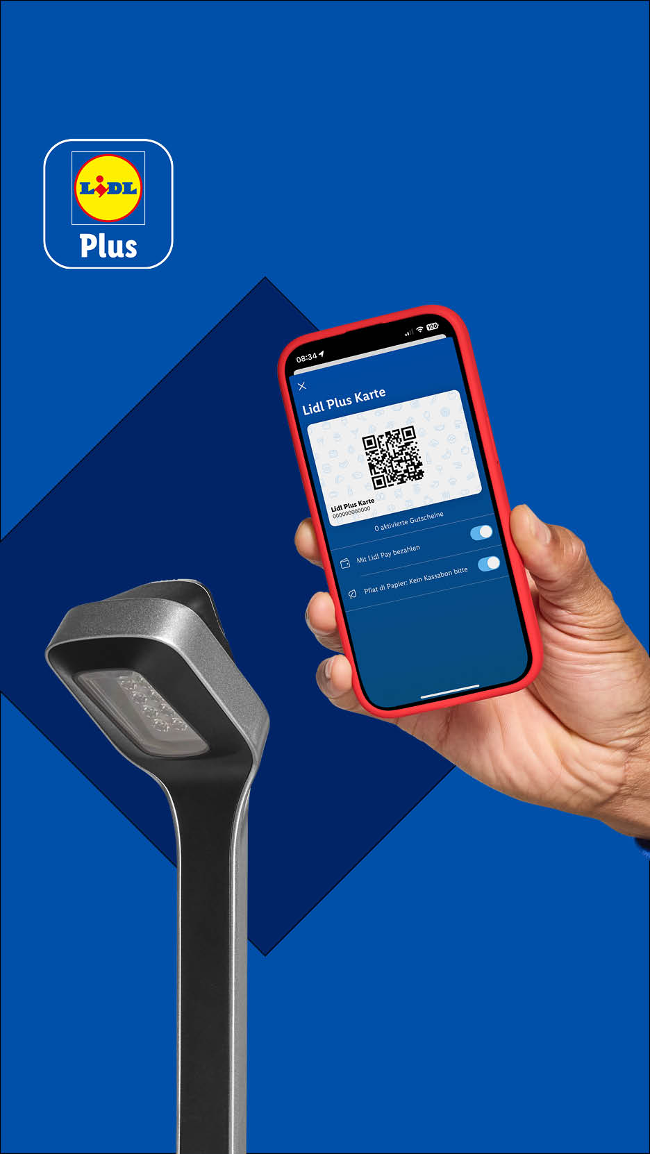 Eine Hand hält ein Smartphone mit der Lidl Plus App, daneben ein Scanner.