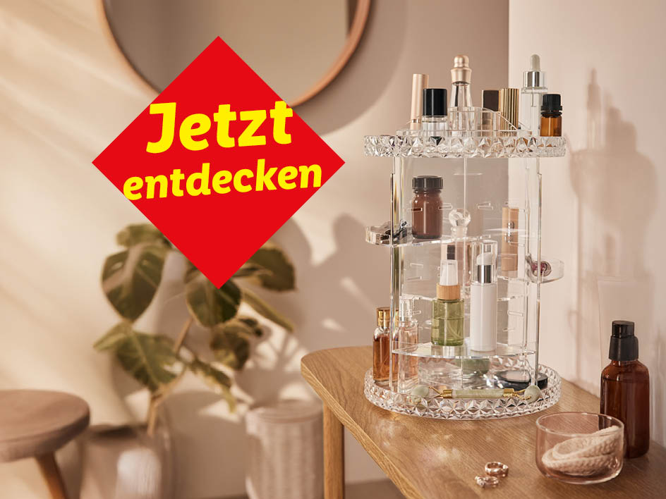Drehbarer Kosmetikorganizer aus Acryl mit verschiedenen Pflegeprodukten.