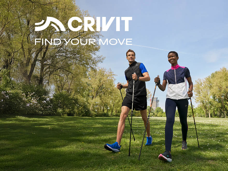 Zwei Personen machen Nordic Walking mit Crivit-Ausrüstung in einem Park.