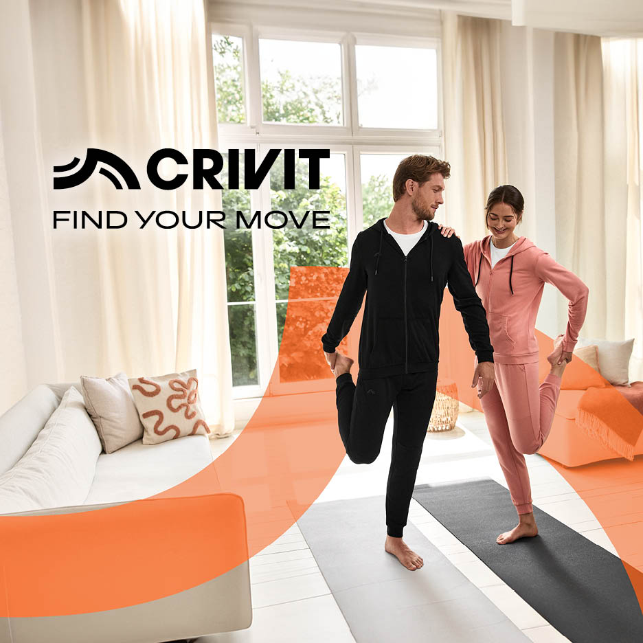 Ein Paar in Sportbekleidung dehnt sich auf Yogamatten, mit dem CRIVIT-Logo und dem Slogan „FIND YOUR MOVE“.