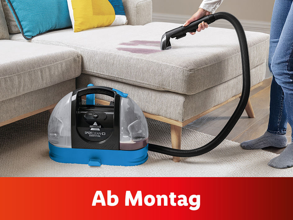 Ein Kärcher SpotClean C3 Essential entfernt einen Fleck von einem Sofa.