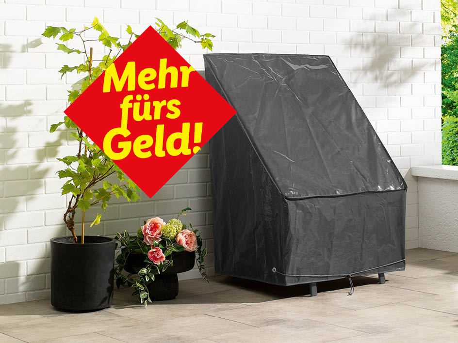 Gartenmöbel Schutzhülle und Pflanzen in Töpfen vor einer weißen Backsteinmauer.