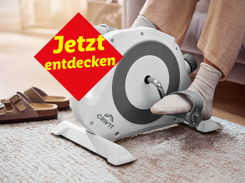 Eine Person benutzt einen Crivit Mini-Heimtrainer auf einem Teppich, mit Hausschuhen im Hintergrund.
