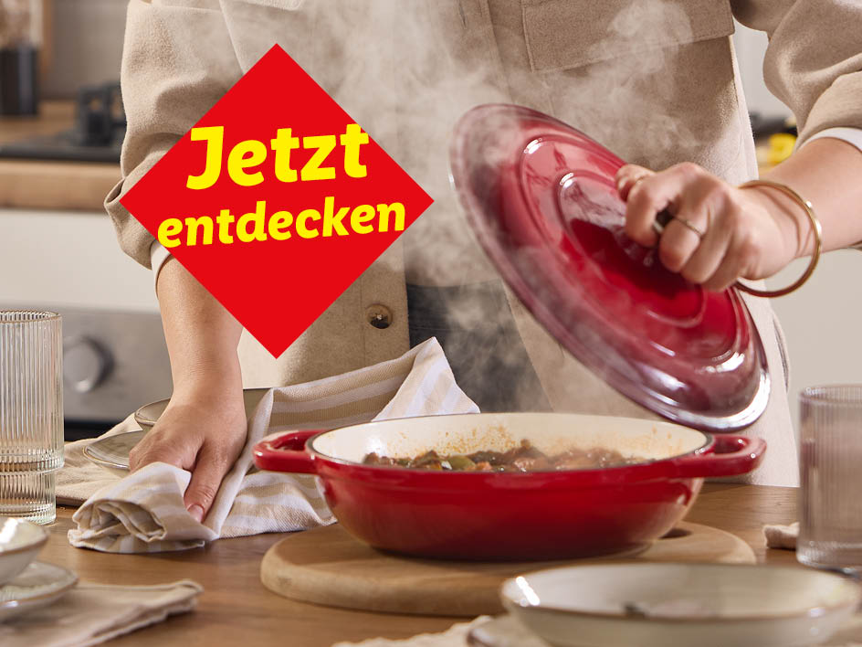 Eine Person hebt den Deckel von einem roten Topf mit dampfendem Essen, mit einem roten Banner „Jetzt entdecken“.