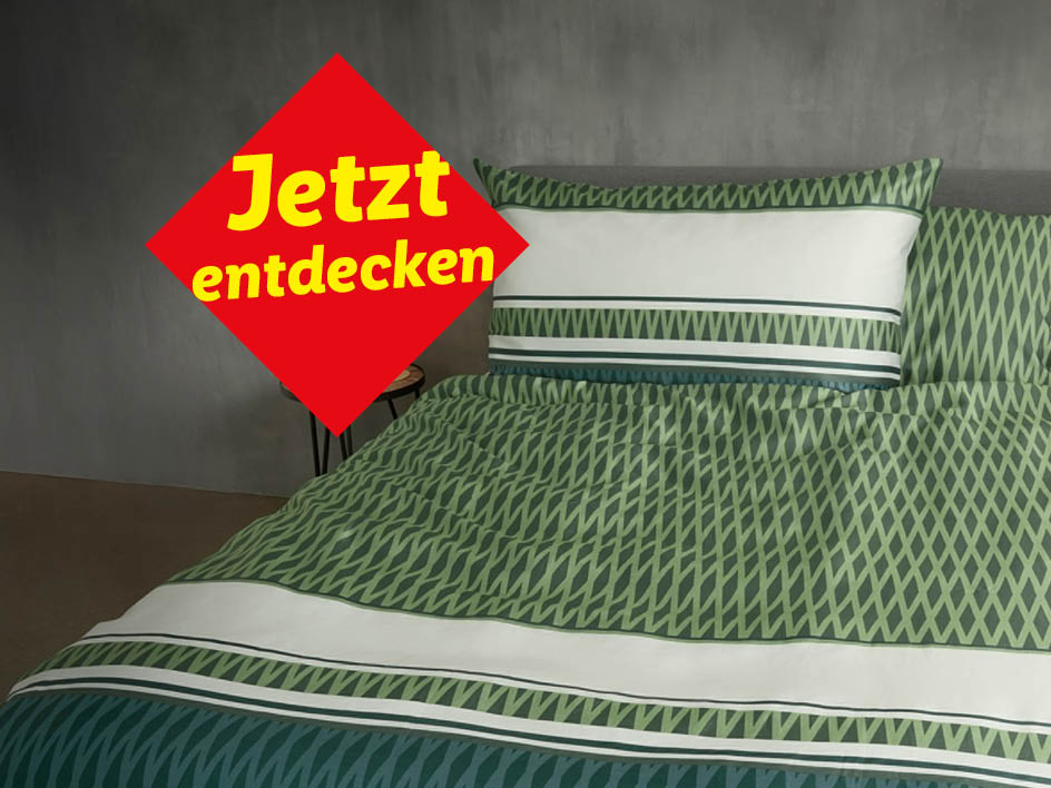 Grüne Bettwäsche mit geometrischem Muster und einem roten Banner mit der Aufschrift 'Jetzt entdecken'.