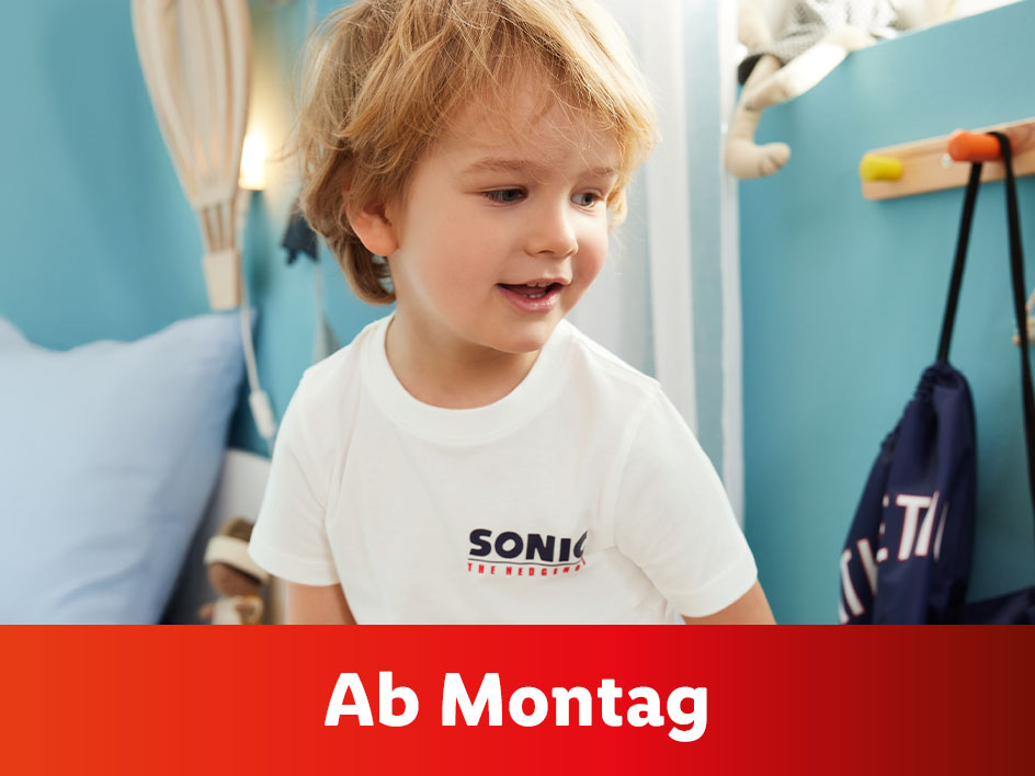 Kleines Kind trägt ein Sonic-Shirt; ab Montag erhältlich.