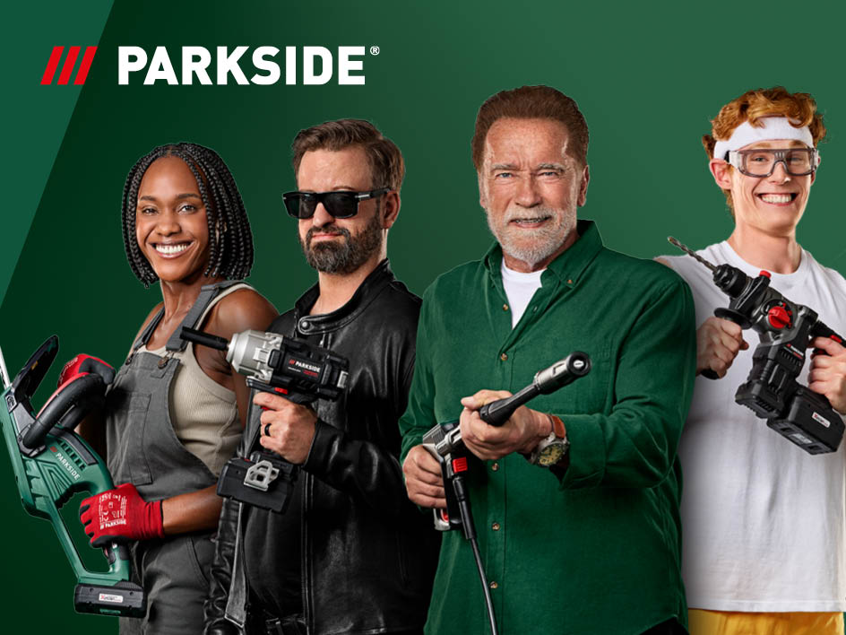 Vier Personen, darunter Arnold Schwarzenegger, präsentieren Parkside-Werkzeuge wie Kettensäge, Schlagschrauber und Bohrmaschine.