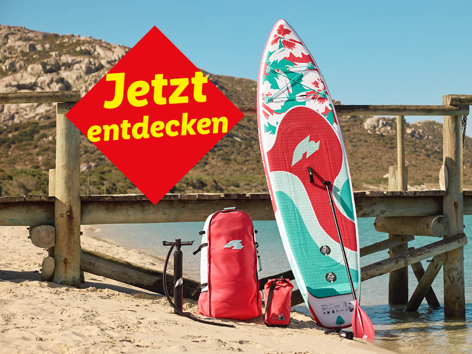 Eine rote und türkisfarbene SUP-Board mit Zubehör am Strand.