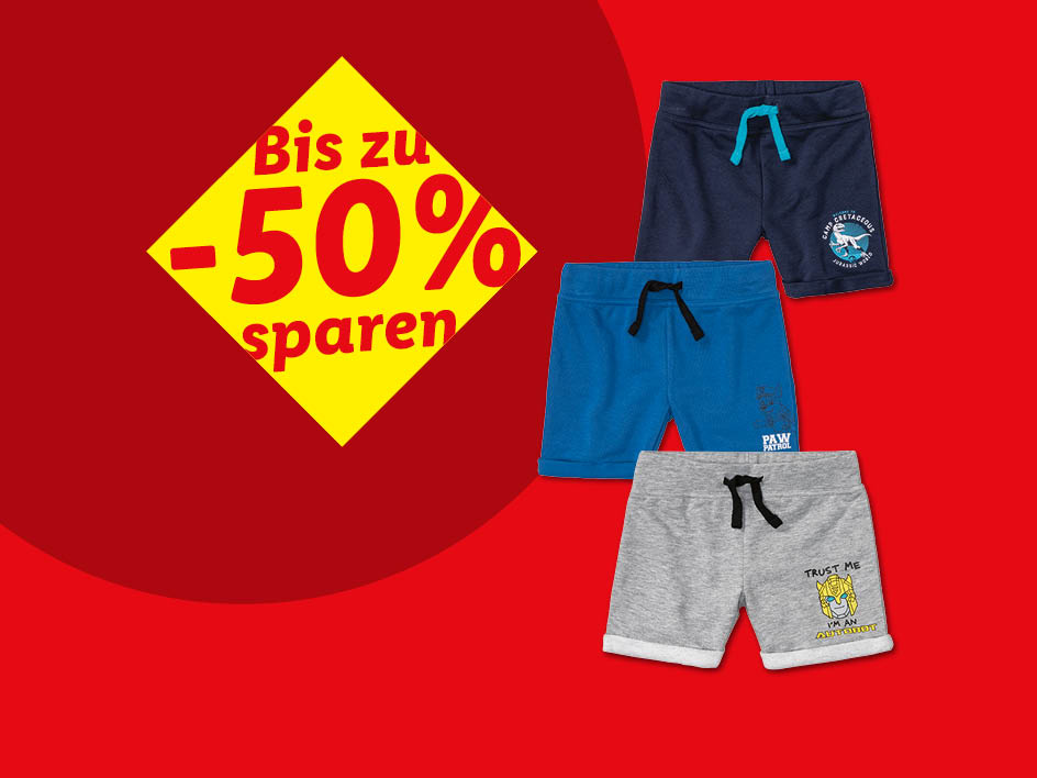 Drei Kinder-Shorts mit Motiven von Jurassic World, Paw Patrol und Transformers, beworben mit einem „Bis zu -50% sparen“-Angebot.