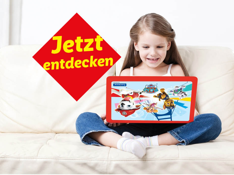 Mädchen mit Paw Patrol Tablet auf dem Sofa, mit rotem „Jetzt entdecken“-Banner