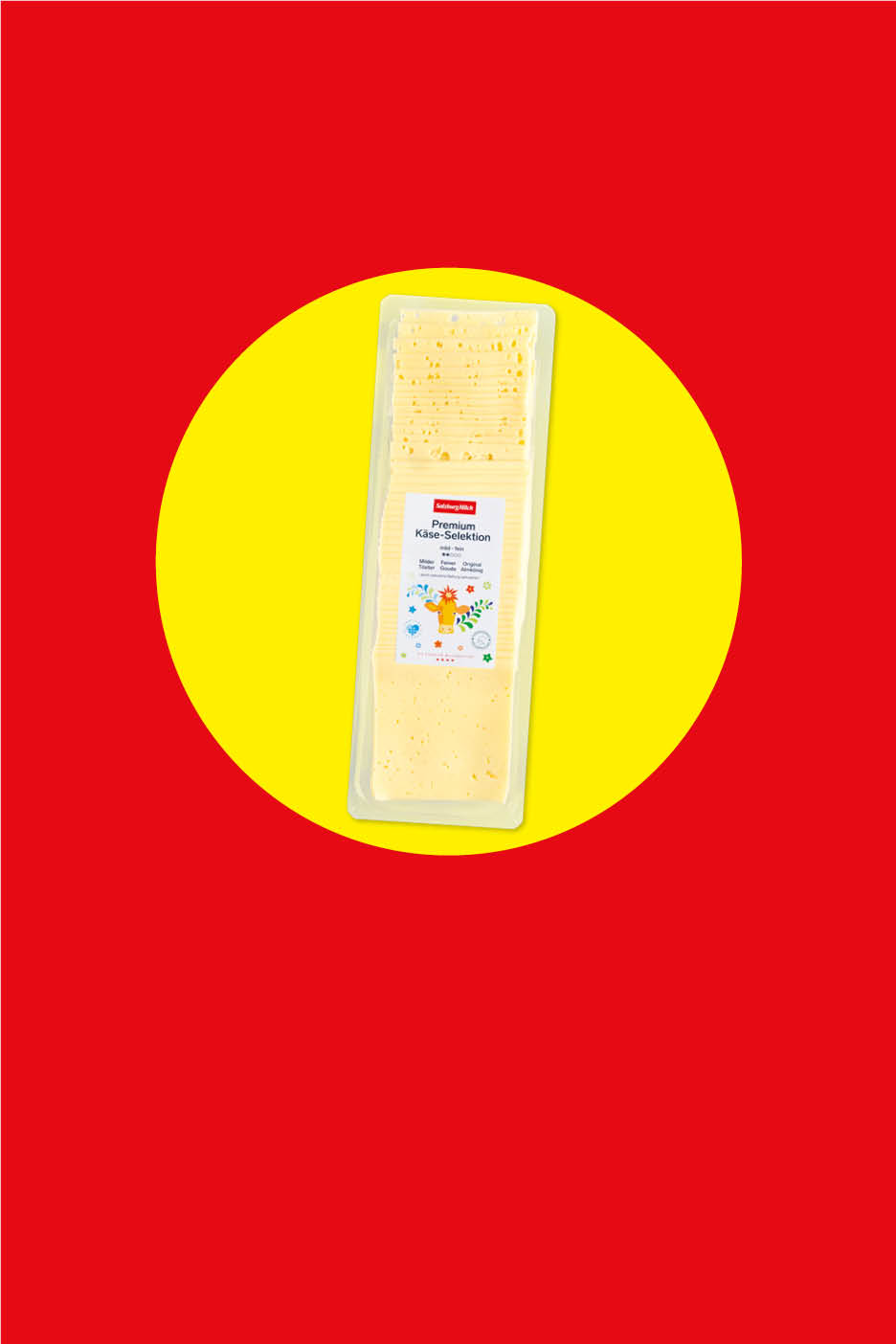 Verpackte Käse-Selektion auf gelbem Kreis vor rotem Hintergrund