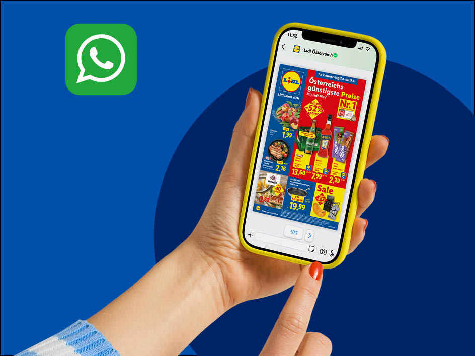 Hand hält Smartphone mit Lidl-Werbung für Lebensmittel und Haushaltswaren, WhatsApp-Logo.