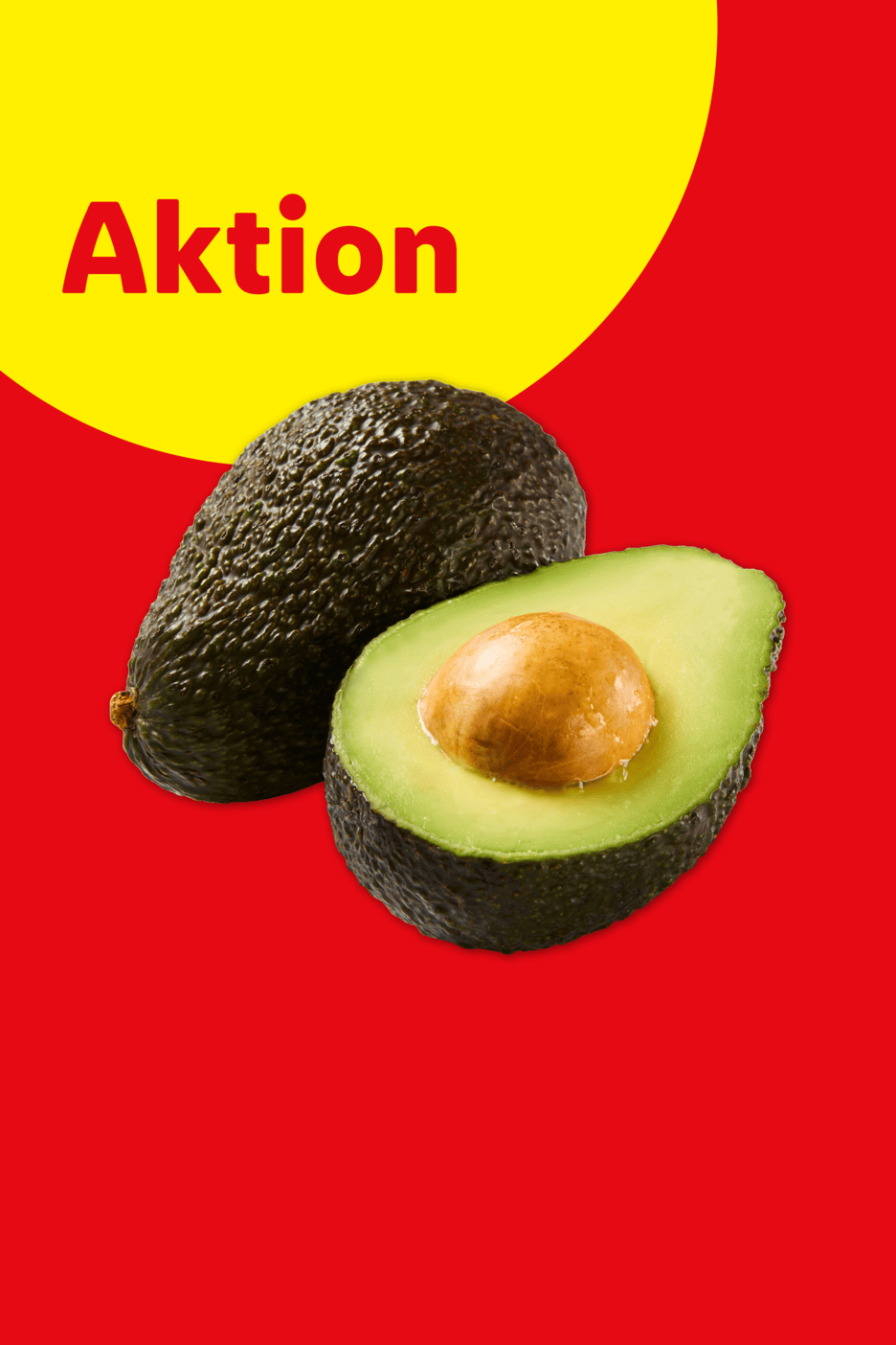 Aktion: Eine ganze Avocado und eine halbierte Avocado mit Kern auf rotem Hintergrund.