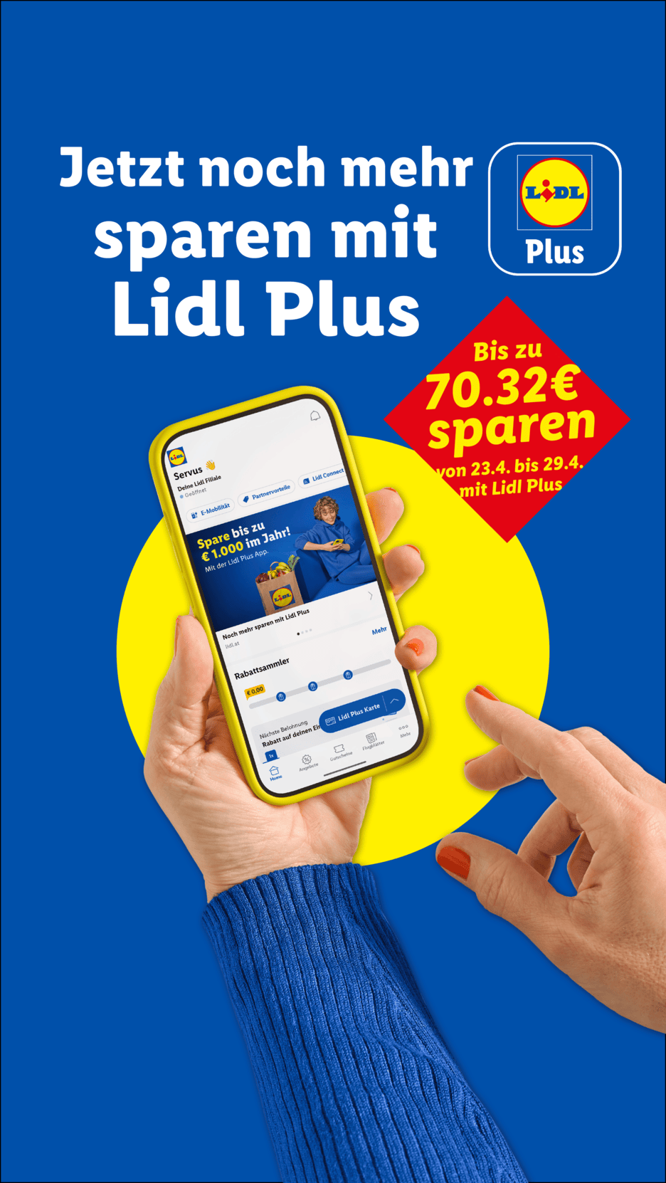 Eine Hand hält ein Smartphone mit der Plus-App, die bis zu 70,32€ Ersparnis verspricht.