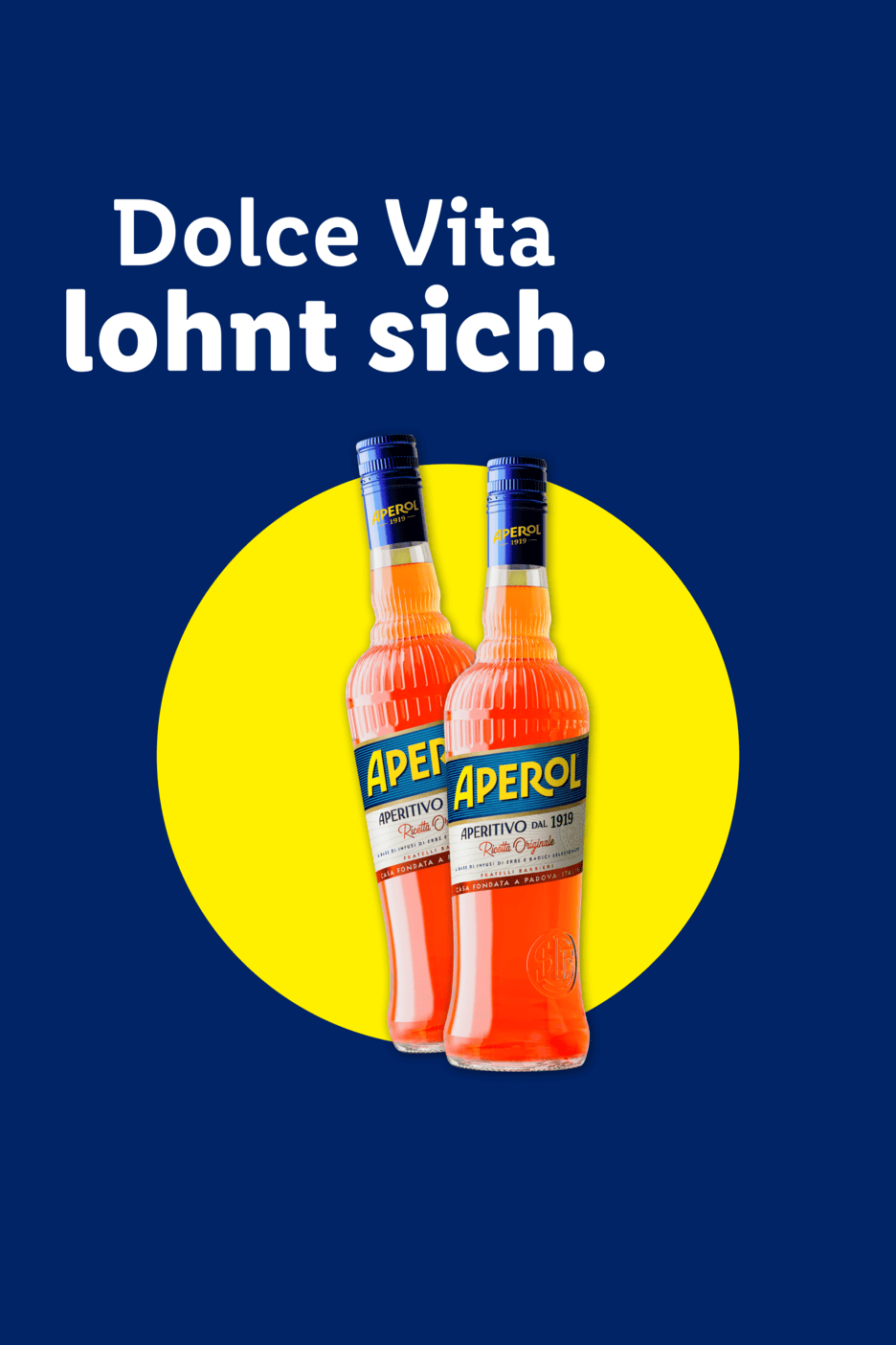 Zwei Flaschen Aperitif vor einem gelben Kreis auf blauem Hintergrund mit dem Text 'Dolce Vita lohnt sich.'