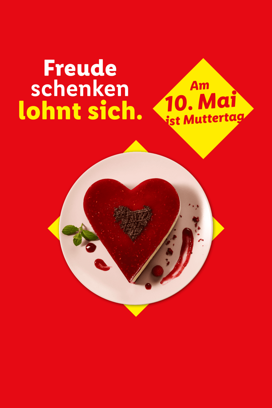 Herzförmiger Kuchen mit Himbeeren und Schokolade auf rotem Hintergrund. Text: Freude schenken lohnt sich. Am 10. Mai ist Muttertag.