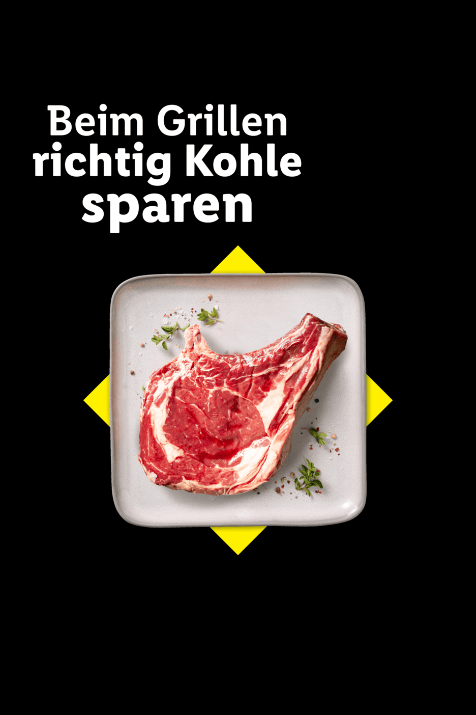 Rohes Rib-Eye-Steak auf einem Teller mit Kräutern und Gewürzen, mit dem Text „Beim Grillen richtig Kohle sparen“.