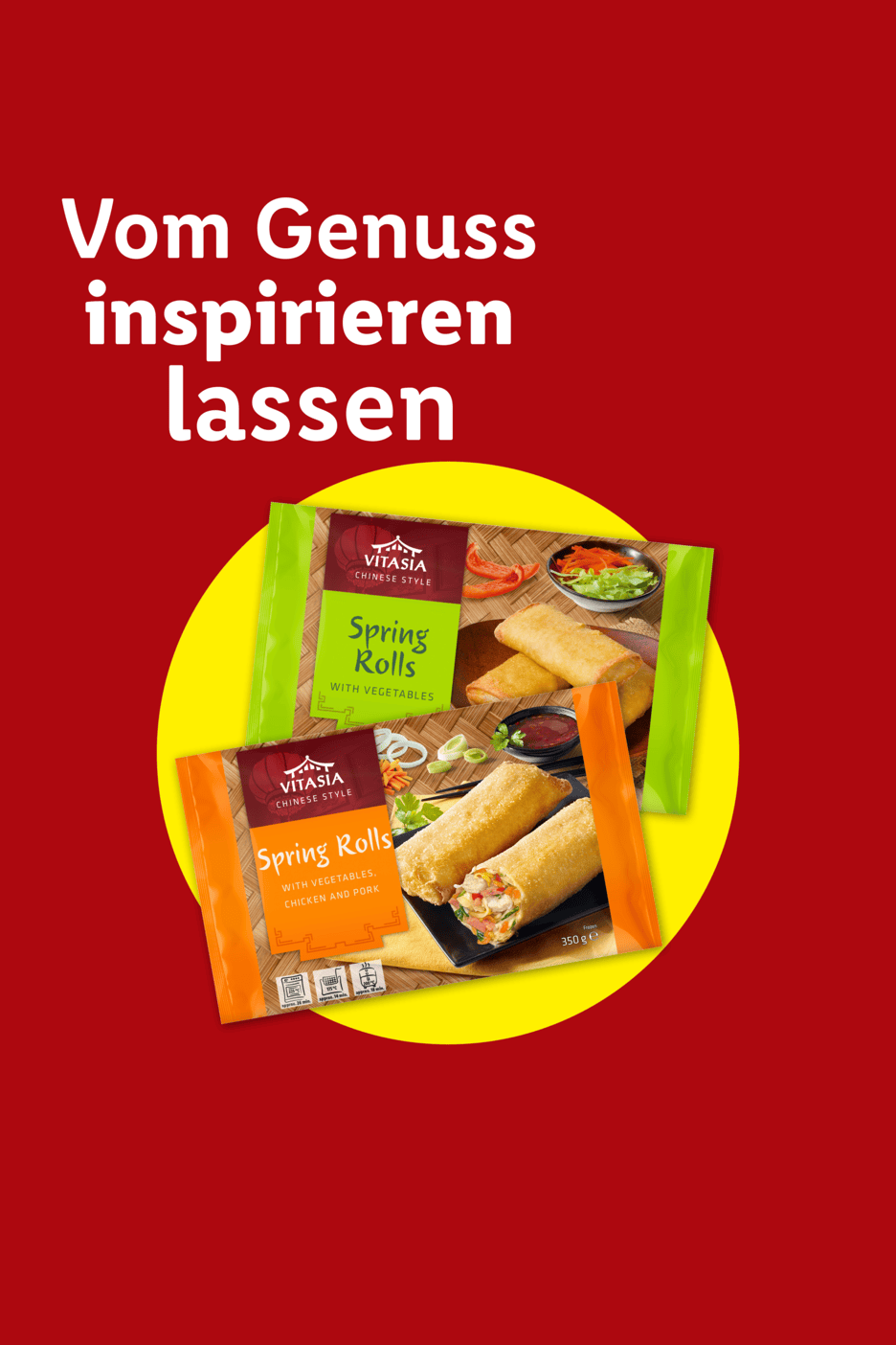 Zwei Packungen Frühlingsrollen mit Gemüse, Huhn und Schweinefleisch auf einem gelben Kreis vor rotem Hintergrund mit dem Text „Vom Genuss inspirieren lassen“.