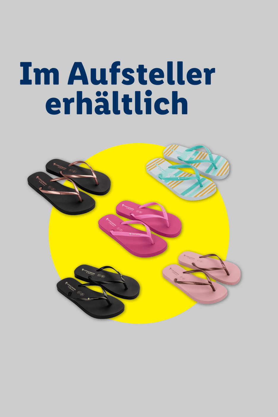 Verschiedene Flip-Flops in Schwarz, Pink, Rosa und gestreiftem Türkis auf gelbem Kreis mit Text: 'Im Aufsteller erhältlich'.