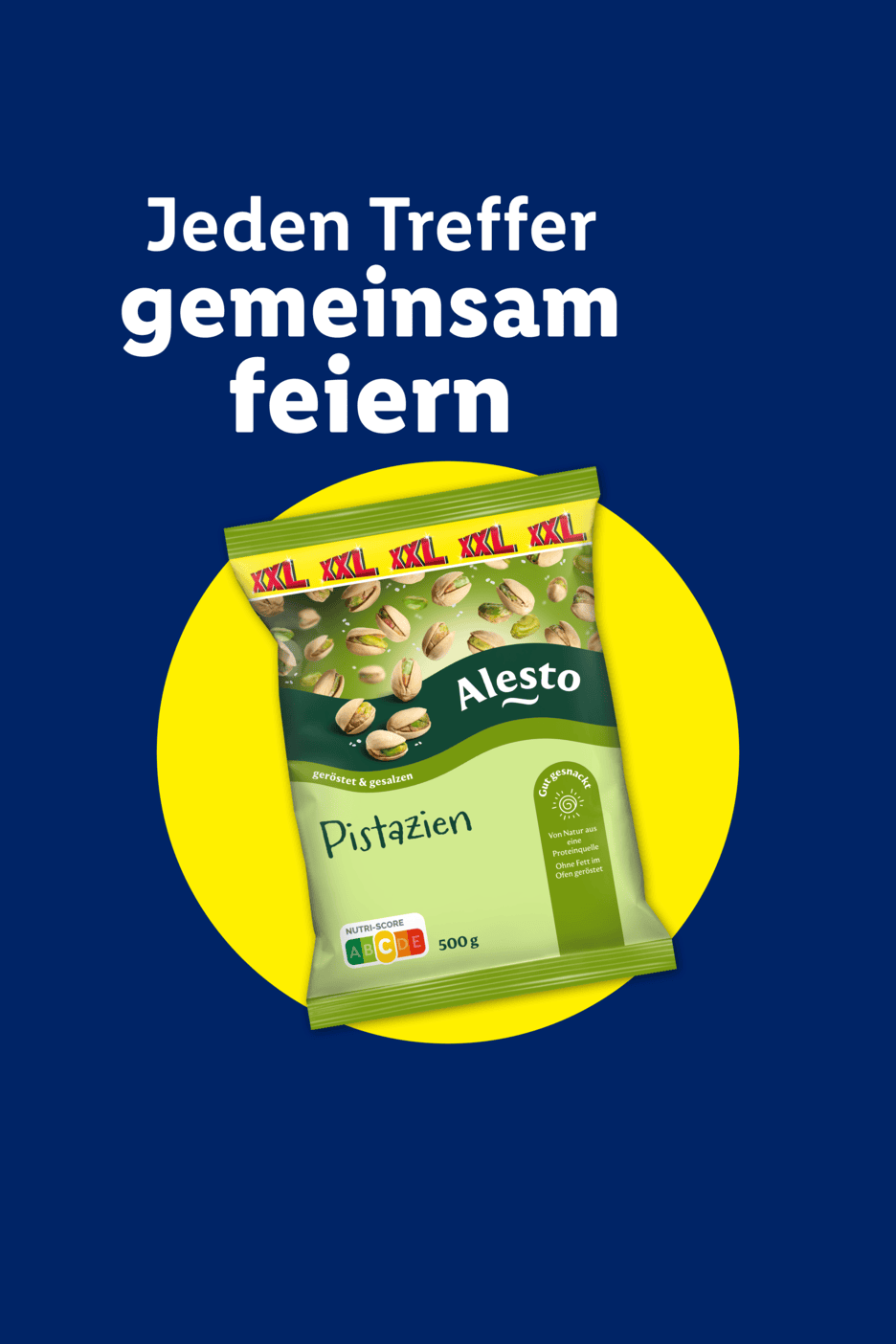 Eine Packung geröstete und gesalzene Pistazien auf gelbem Kreis, mit dem Text 'Jeden Treffer gemeinsam feiern'.