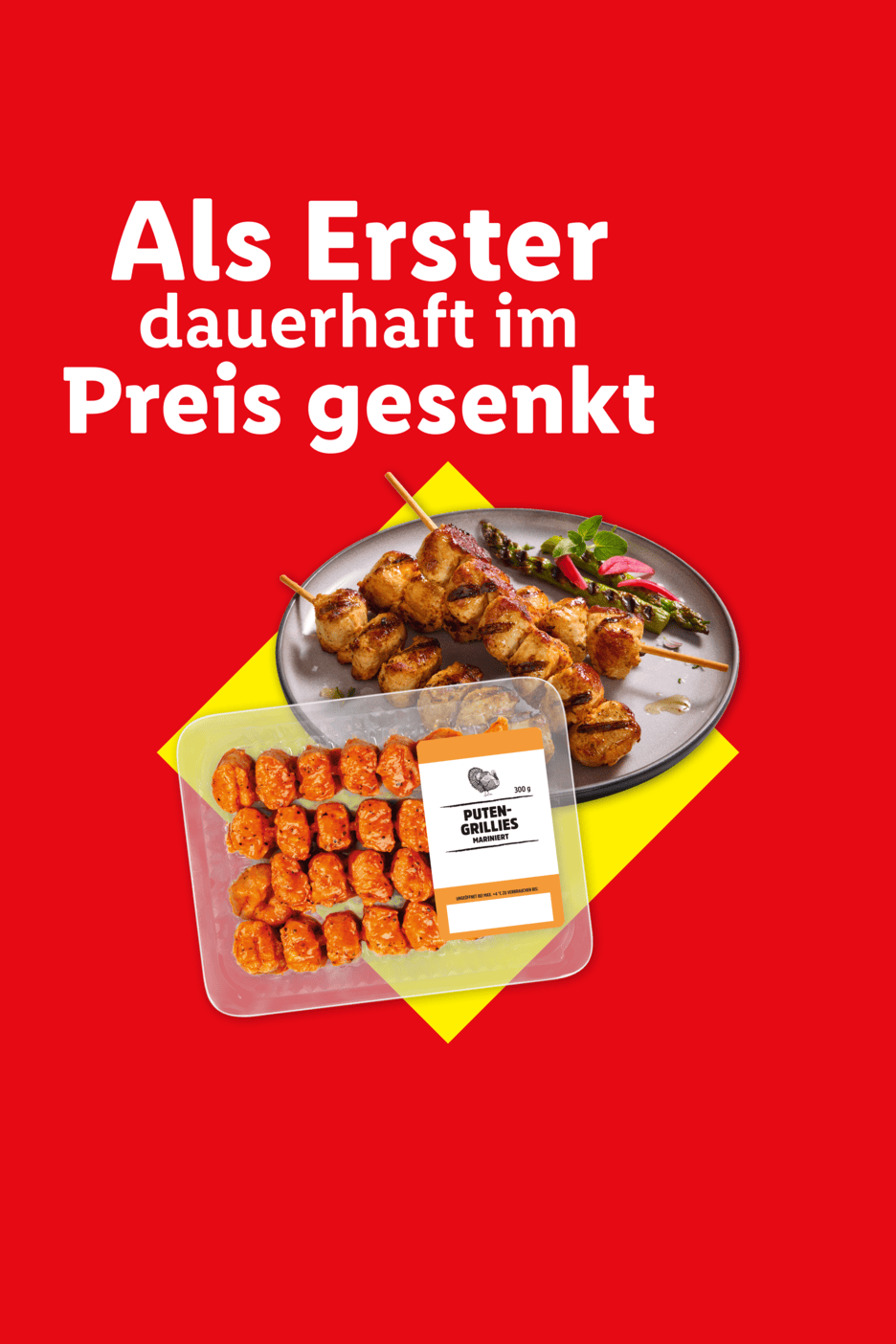 Hähnchenspieße und marinierte Hähnchenstücke auf rotem Hintergrund mit der Aufschrift: 'Als Erster dauerhaft im Preis gesenkt'.