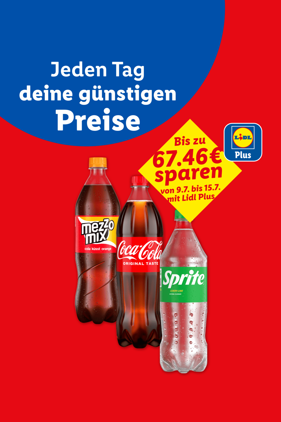 Drei Flaschen Erfrischungsgetränke vor rotem Hintergrund mit blauem Banner und Sparangebot.