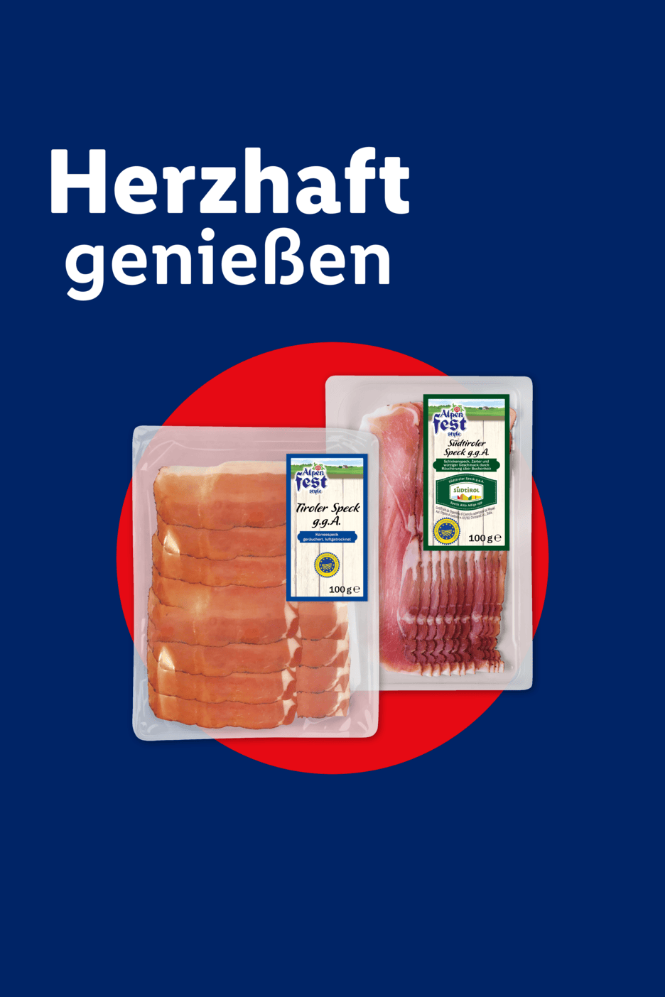 Zwei Packungen Speck, eine davon Tiroler Speck g.g.A., vor einem roten Kreis auf blauem Hintergrund.