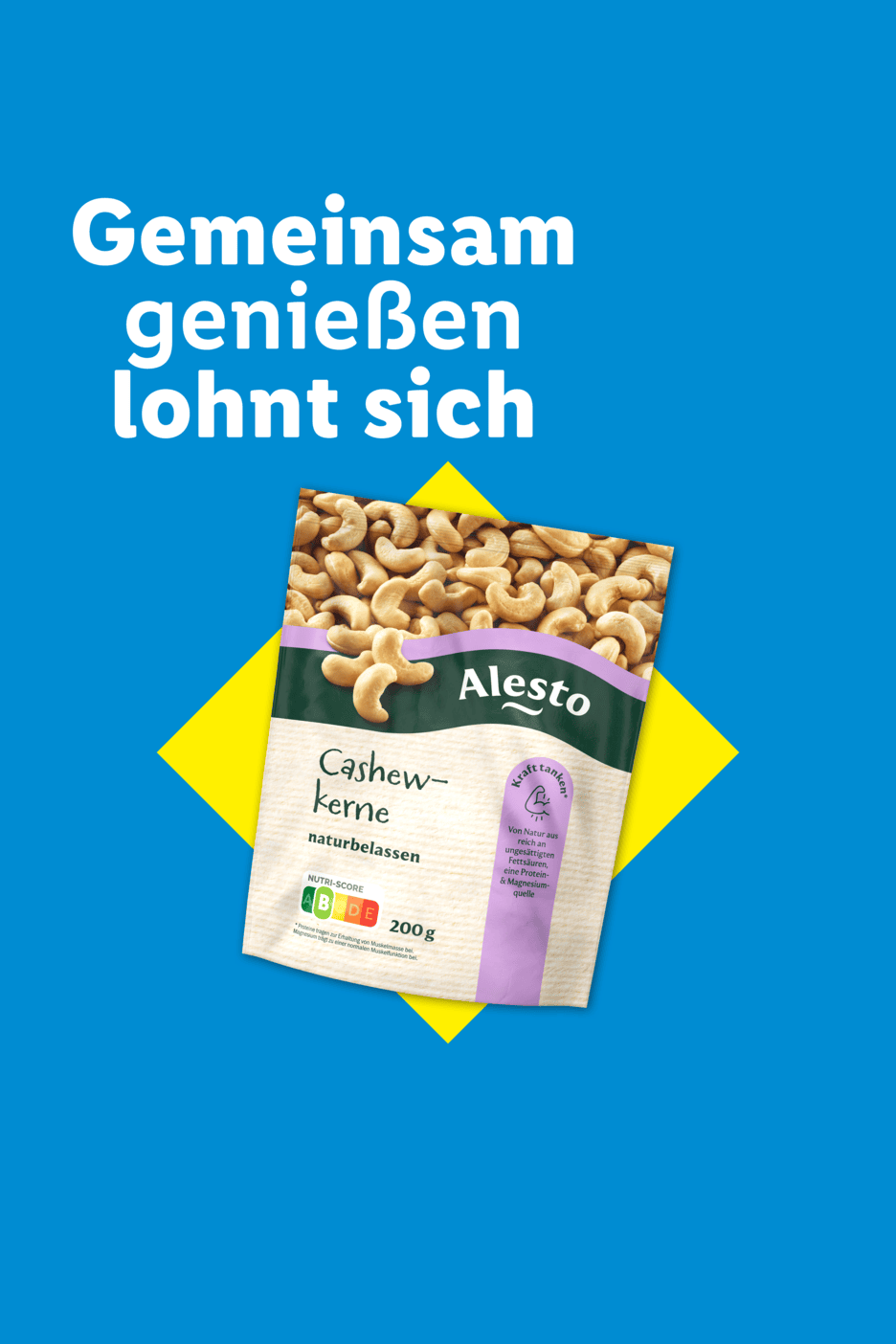 Eine Packung naturbelassener Cashewkerne auf blauem Hintergrund mit dem Text 'Gemeinsam genießen lohnt sich'.