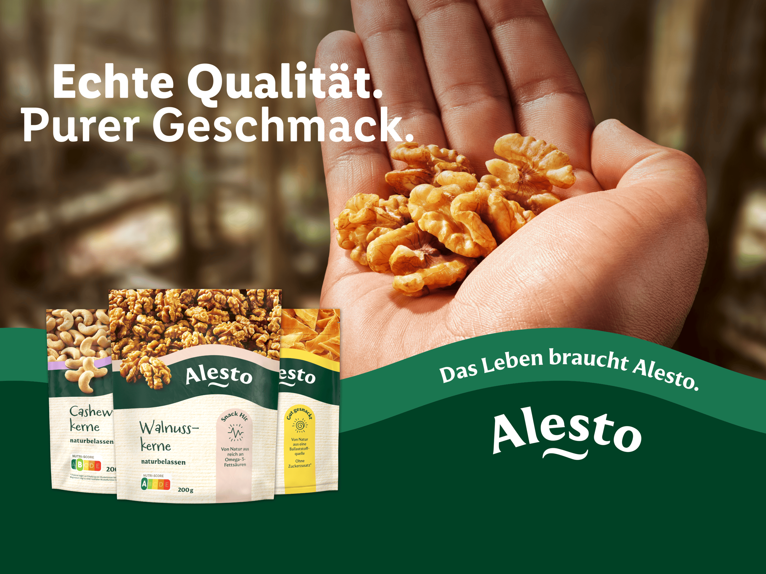 Handvoll Walnüsse, Cashewkerne und Walnusskerne in Packungen mit dem Text „Echte Qualität. Purer Geschmack.“