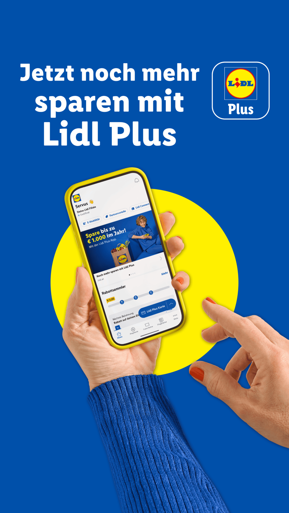 Hände halten ein Smartphone mit der Plus-App, die bis zu 1.000 € Ersparnis verspricht.