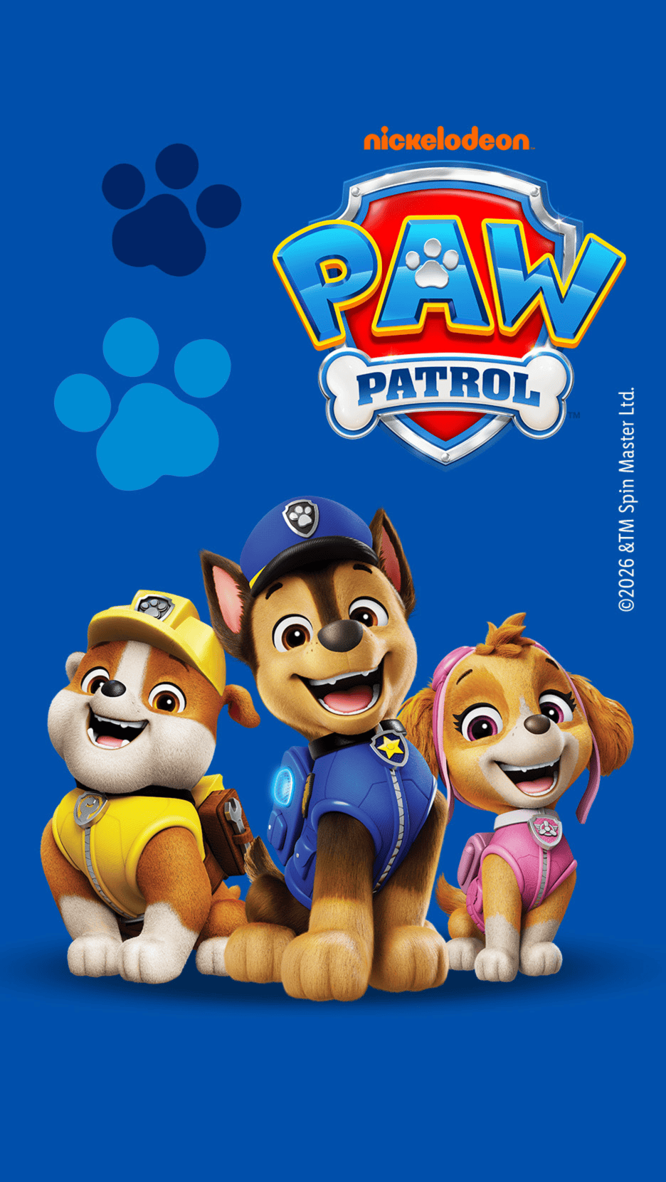 Drei lächelnde Welpen in ihren Uniformen, mit dem Logo der Welpen-Patrouille im Hintergrund.