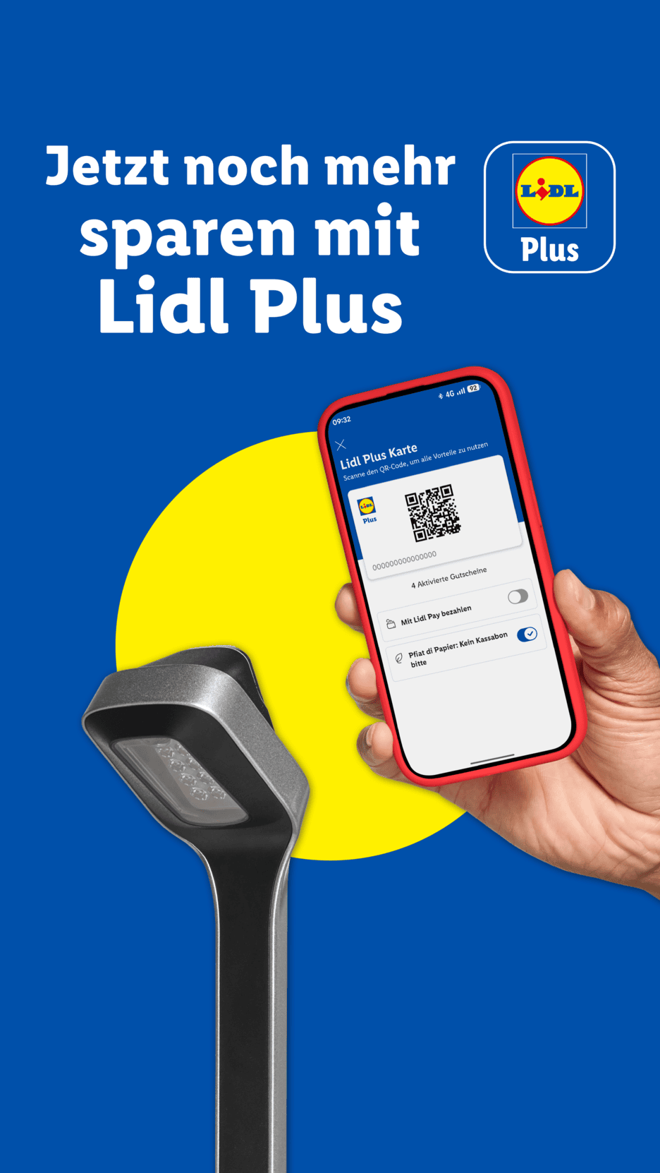 Ein Smartphone mit der Plus-App, das an einem Scanner verwendet wird, mit dem Text „Jetzt noch mehr sparen mit Plus“.