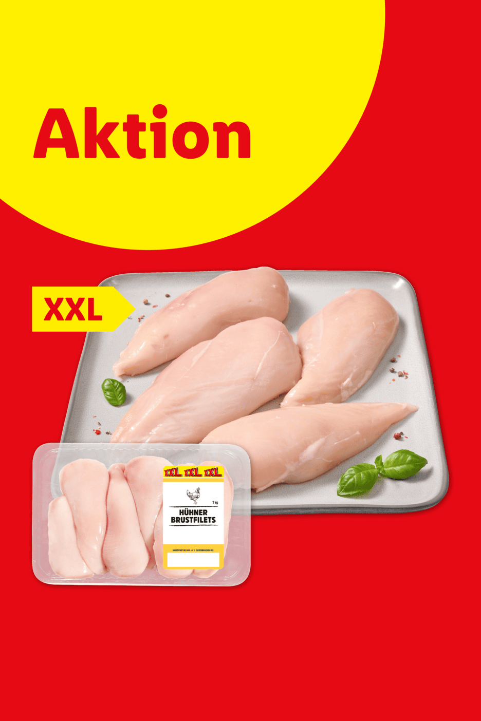 Aktion: XXL Hähnchenbrustfilets auf einem Tablett und in einer Packung.