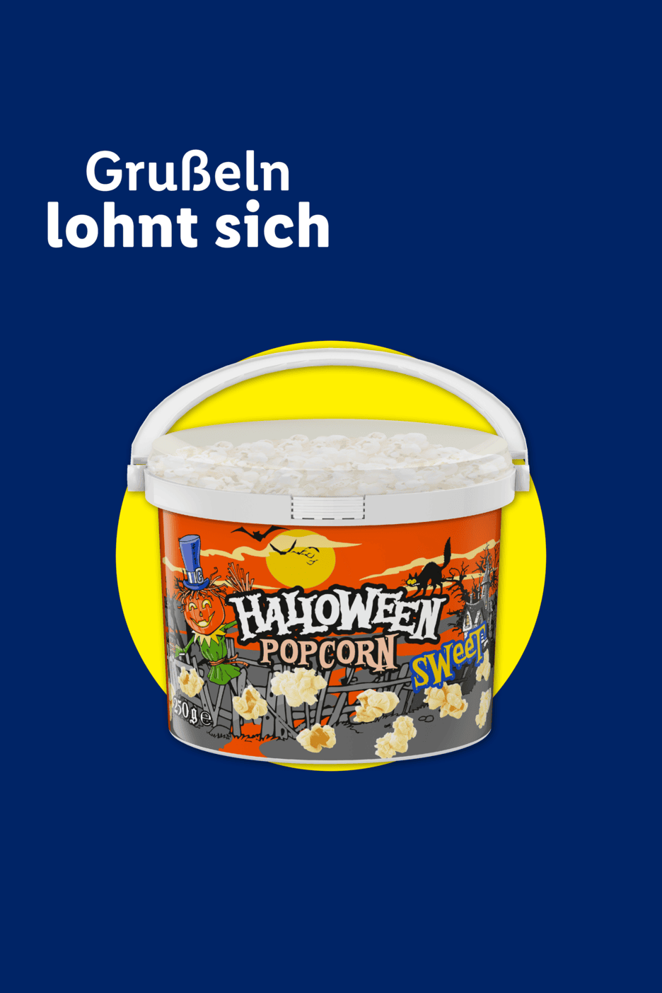 Ein Eimer süßes Halloween-Popcorn vor blauem Hintergrund mit der Aufschrift 'Gruseln lohnt sich'.
