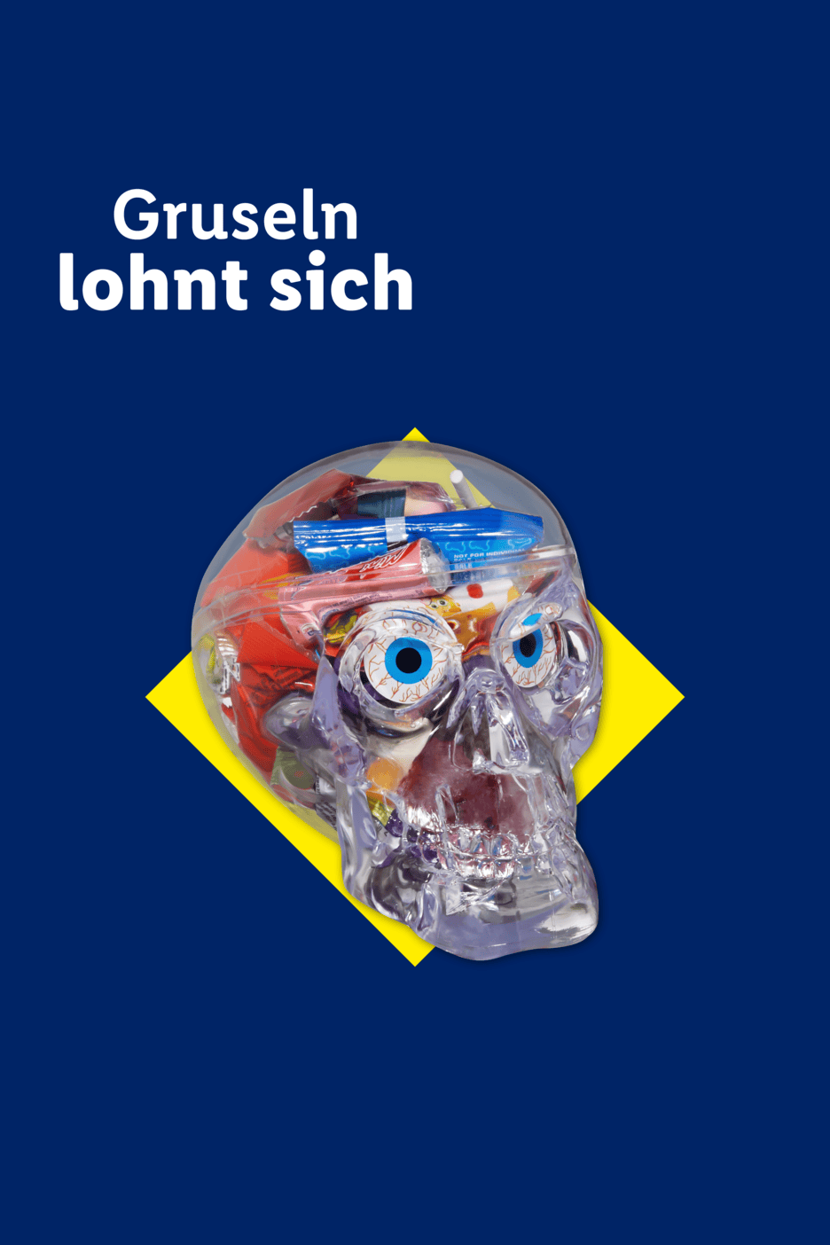 Halloween-Süßigkeiten in einem transparenten Totenkopf vor blauem Hintergrund mit Text.