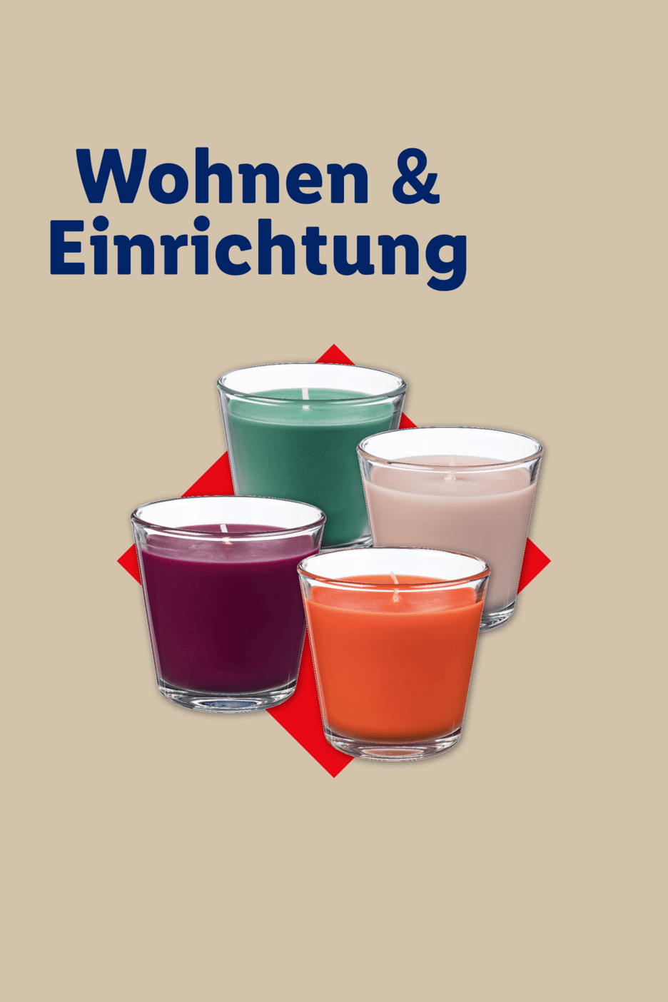 Wohnen & Einrichtung: Vier Duftkerzen im Glas in den Farben Grün, Altrosa, Beere und Orange vor einem roten Quadrat