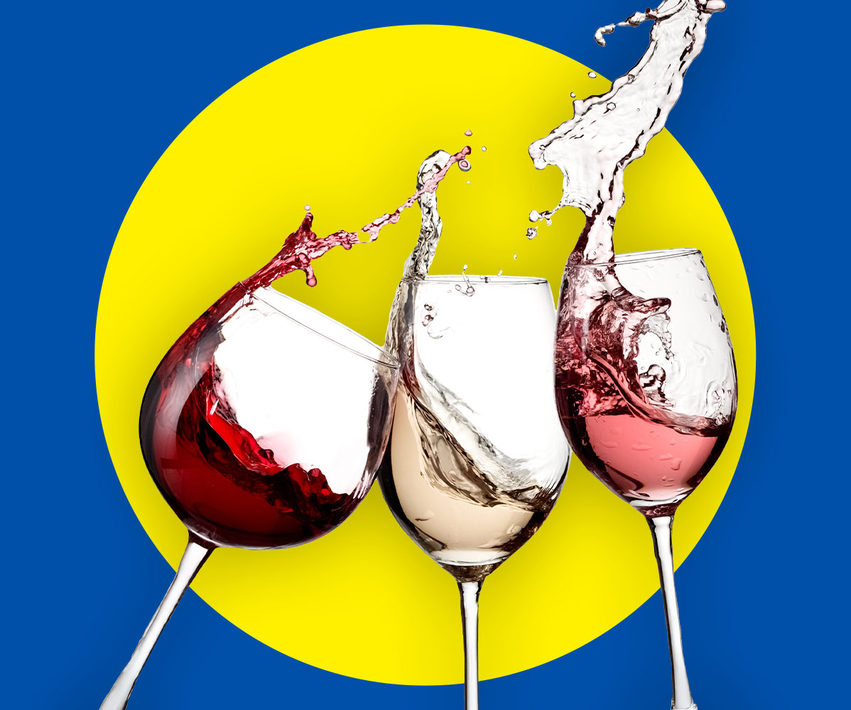 Drei Weingläser mit Rot-, Weiß- und Roséwein, die vor einem gelben Kreis auf blauem Hintergrund spritzen.