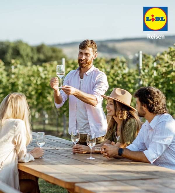 LIDL Reisen: Eine Gruppe genießt Weinprobe in einem Weinberg.