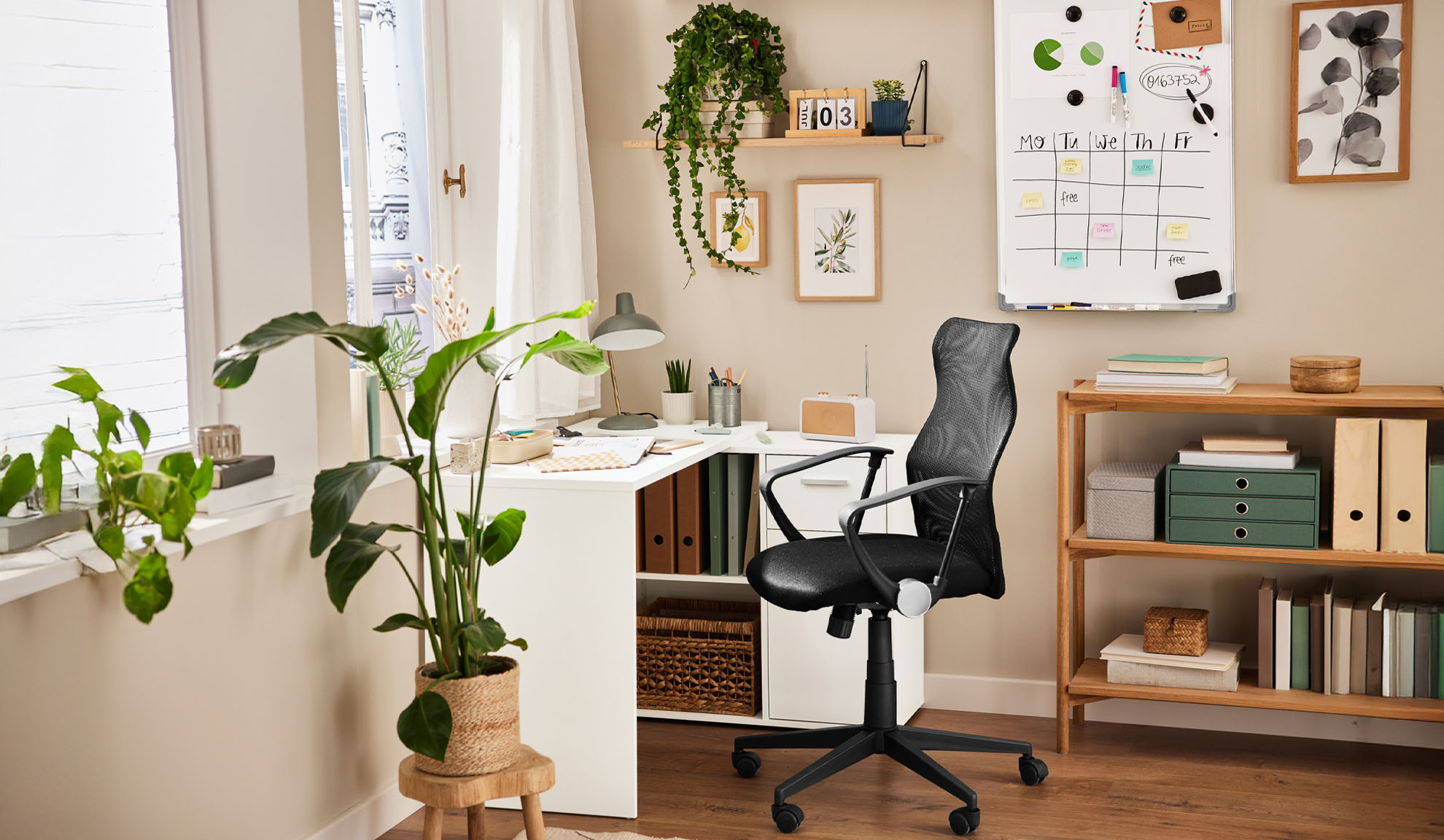 Home-Office mit Eckschreibtisch, Bürostuhl und Holzregal.