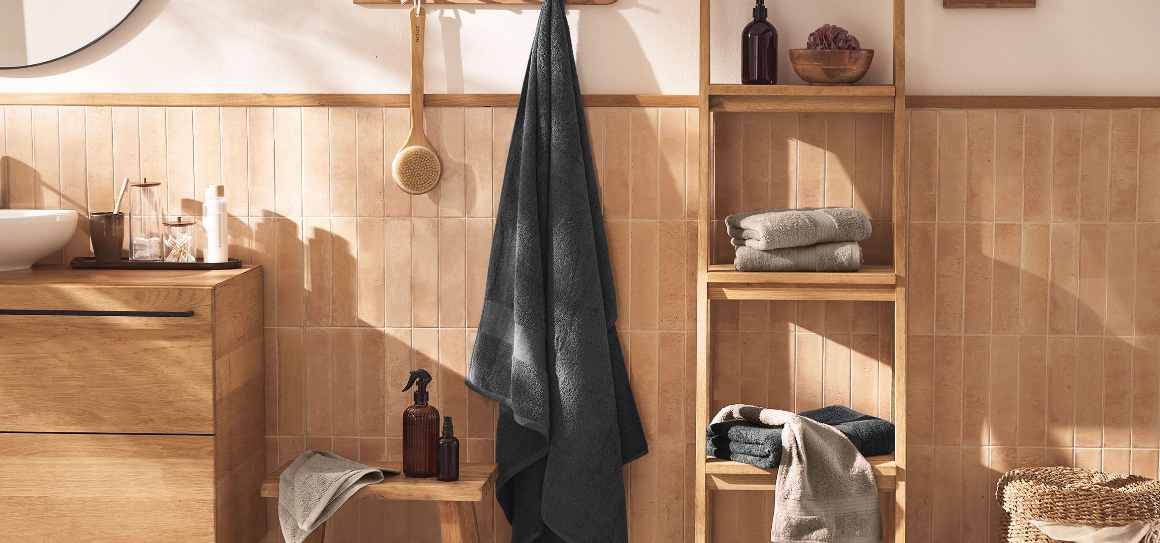 KI-generiert: Modernes Badezimmer mit Waschbecken, Holzschrank, Handtüchern und Accessoires.