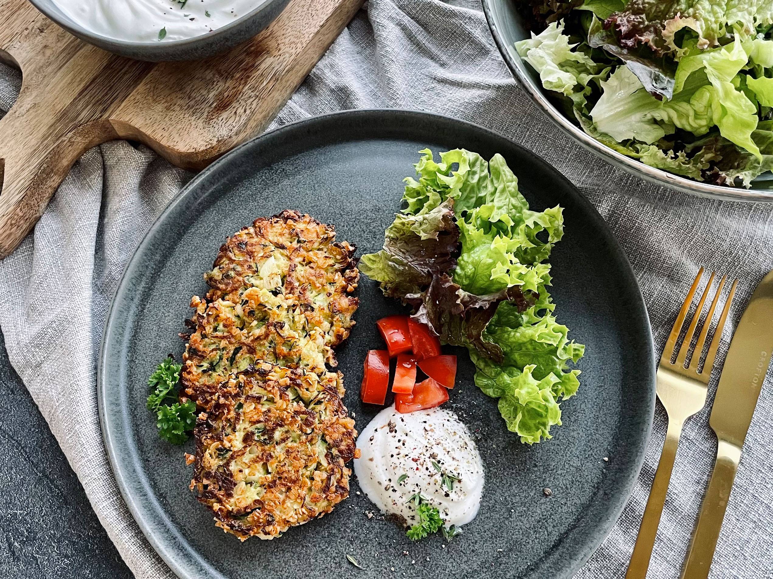 Zucchinipuffer mit Sauerrahmdip