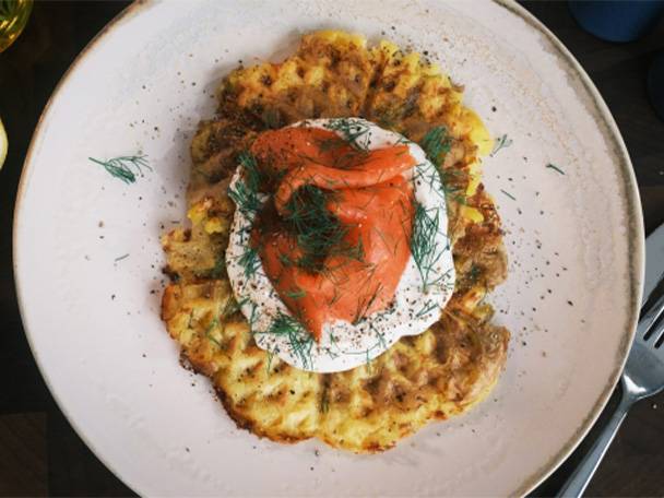 Geröstete Kartoffelwaffeln mit Räucherlachs, Crème fraîche und Dill.