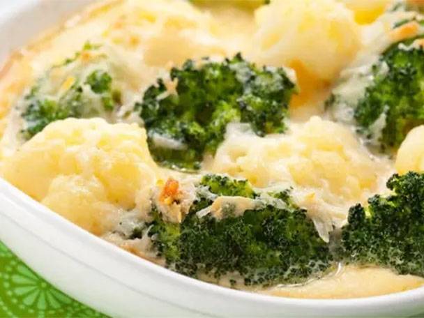 Brokkoli- und Blumenkohlauflauf mit Käsesauce in einer weißen Schale