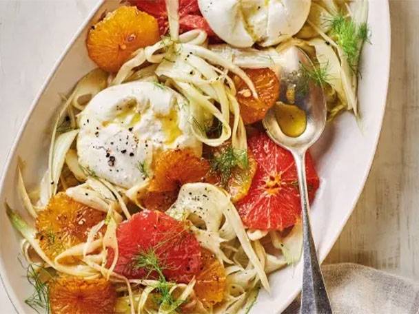 Fenchel-Orangen-Salat mit Burrata und Dill in einer weißen Schale.