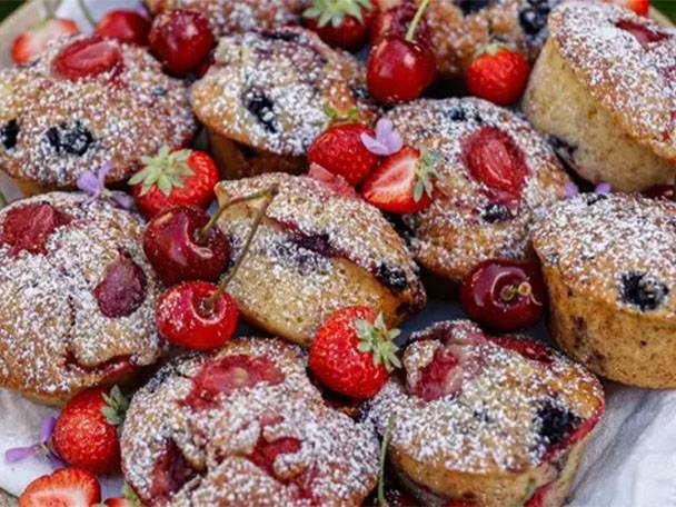 Muffins mit Beeren und Puderzucker