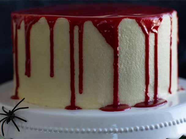 An einer cremigen Torte läuft rote Flüssigkeit herab, die an Blut erinnert.